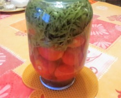 Помидоры с морковной ботвой и лаврушкой на зиму - шаг 6 Помидоры с морковной ботвой и лаврушкой на зиму - шаг 6