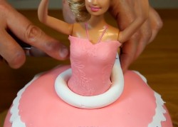 Торт Барби из мастики - шаг 18