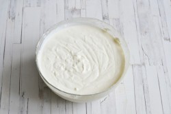 Торт без выпечки из печенья творога сметаны с фруктами - шаг 10