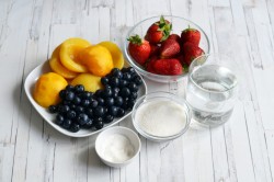 Торт без выпечки из печенья творога сметаны с фруктами - шаг 12