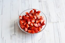 Торт без выпечки из печенья творога сметаны с фруктами - шаг 14