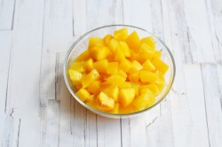 Торт без выпечки из печенья творога сметаны с фруктами - шаг 15