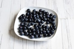 Торт без выпечки из печенья творога сметаны с фруктами - шаг 16