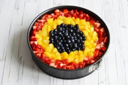 Торт без выпечки из печенья творога сметаны с фруктами - шаг 17