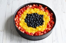 Торт без выпечки из печенья творога сметаны с фруктами - шаг 18