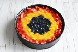 Торт без выпечки из печенья творога сметаны с фруктами - шаг 19