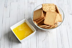 Торт без выпечки из печенья творога сметаны с фруктами - шаг 1