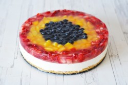 Торт без выпечки из печенья творога сметаны с фруктами - шаг 20