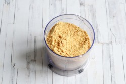 Торт без выпечки из печенья творога сметаны с фруктами - шаг 2