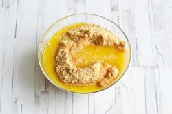 Торт без выпечки из печенья творога сметаны с фруктами - шаг 3