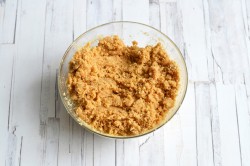 Торт без выпечки из печенья творога сметаны с фруктами - шаг 4