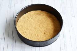 Торт без выпечки из печенья творога сметаны с фруктами - шаг 5