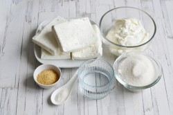 Торт без выпечки из печенья творога сметаны с фруктами - шаг 6