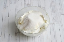 Торт без выпечки из печенья творога сметаны с фруктами - шаг 8