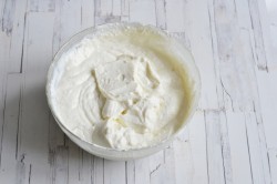 Торт без выпечки из печенья творога сметаны с фруктами - шаг 9