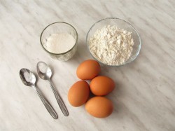 Торт бисквитный с фруктами - шаг 1