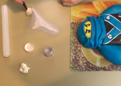 Торт Лего Ниндзяго из мастики - шаг 13