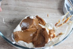 Торт красная Машина из крема - шаг 3