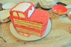 Торт красная Машина из крема - шаг 9