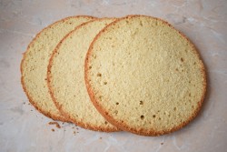 Торт с цветами из крема - шаг 4 Торт с цветами из крема - шаг 4