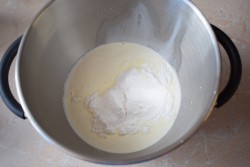 Торт с цветами из крема - шаг 5 Торт с цветами из крема - шаг 5