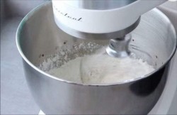 Торт на дрожжах с орехами изюмом сливочным сыром - шаг 1