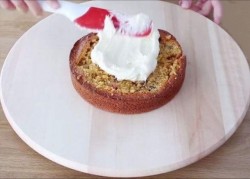 Торт на дрожжах с орехами изюмом сливочным сыром - шаг 8