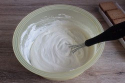 Творожный торт с желатином печеньем без выпечки - шаг 2 Творожный торт с желатином печеньем без выпечки - шаг 2