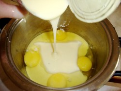 Торт в мультиварке со сгущенкой - шаг 2 Торт в мультиварке со сгущенкой - шаг 2