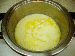 Торт в мультиварке со сгущенкой - шаг 4 Торт в мультиварке со сгущенкой - шаг 4