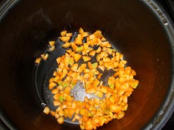 Тушеная капуста с кабачками в мультиварке - шаг 3 Тушеная капуста с кабачками в мультиварке - шаг 3