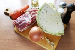 Тушеная капуста со свининой - шаг 1