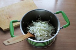 Тушеная капуста со свининой - шаг 7