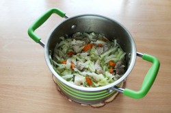 Тушеная капуста со свининой - шаг 8