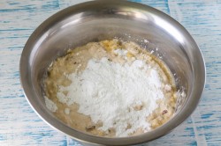 Творожная запеканка с крахмалом в духовке - шаг 6