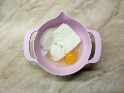 Творожная запеканка в микроволновке с манкой - шаг 2