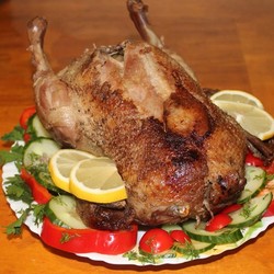 Целая утка с яблоками в мультиварке