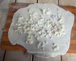 Узбекская катлама с луком лепешки из слоеного теста - шаг 7