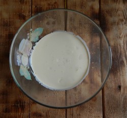 Воздушный манник на кефире без муки в духовке - шаг 2 Воздушный манник на кефире без муки в духовке - шаг 2