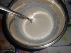 Ванильный манник на кефире без муки с кремом из сметаны - шаг 11