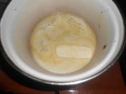 Ванильный манник на кефире без муки с кремом из сметаны - шаг 4