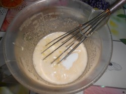 Ванильный манник на кефире без муки с кремом из сметаны - шаг 5