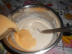 Ванильный манник на кефире без муки с кремом из сметаны - шаг 6