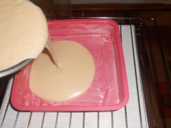 Ванильный манник на кефире без муки с кремом из сметаны - шаг 8