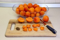 Варенье из абрикосов с ядрышками из косточек на зиму - шаг 2 Варенье из абрикосов с ядрышками из косточек на зиму - шаг 2