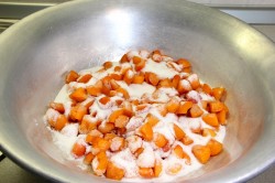 Варенье из абрикосов с ядрышками из косточек на зиму - шаг 3 Варенье из абрикосов с ядрышками из косточек на зиму - шаг 3