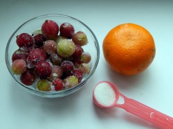 Варенье из крыжовника с апельсином на зиму через мясорубку - шаг 1