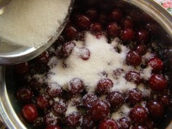 Простое варенье из вишни с косточкой - шаг 4