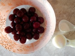 Варенье из вишни с косточками с желатином - шаг 1 Варенье из вишни с косточками с желатином - шаг 1