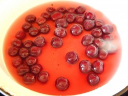 Варенье из вишни с косточками с желатином - шаг 2 Варенье из вишни с косточками с желатином - шаг 2